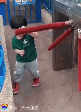 39张搞笑车祸动图,交通事故搞笑gif动图