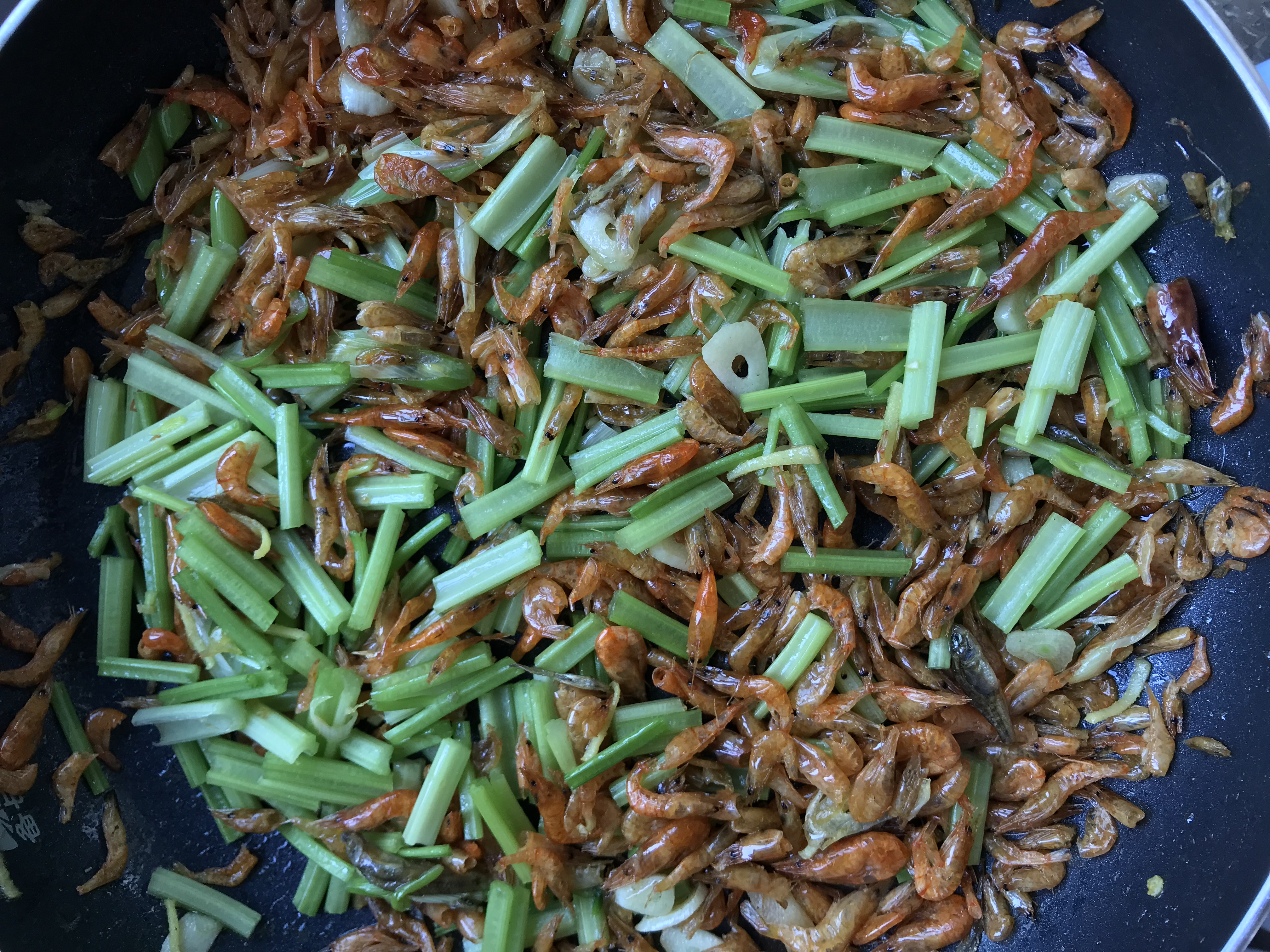 朋友寄过来的皮皮虾,河虾跟芹菜怎样做才好吃