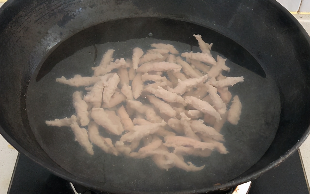 冬天的第一份滑肉汤,晶莹剔透的滑肉汤