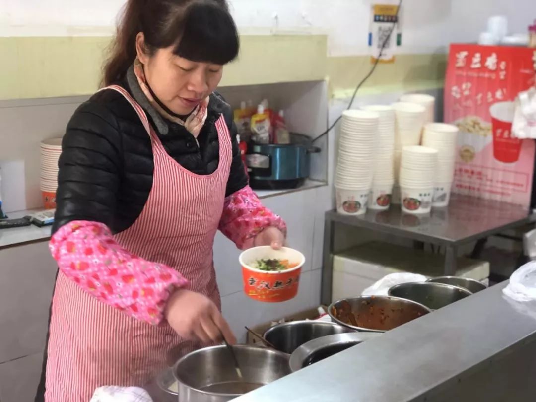 牛肉包子、热干面和豆皮，寻找传说中的武汉老武锅“三大金刚”