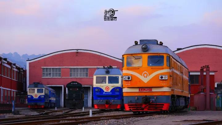 行人车辆请注意火车就要来了,行人车辆请注意火车来了不要抢道