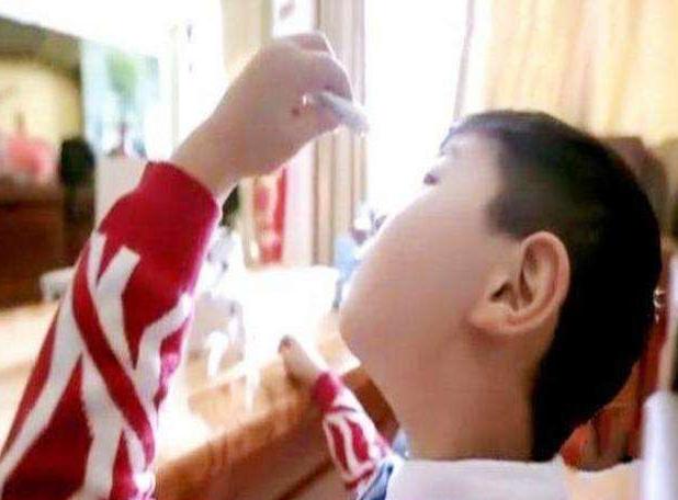 宝宝误吞502胶水,1岁宝宝把502胶水弄到嘴里