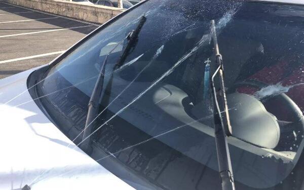 玻璃水喷出来后结冰正常吗,水溅到挡风玻璃自救