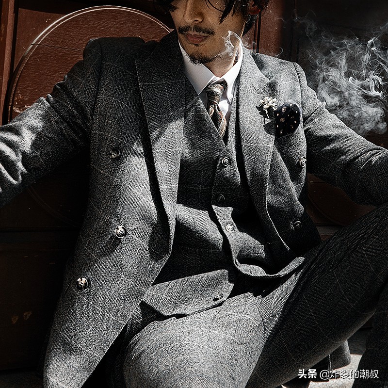 男人西服怎么选?一套复古西服能帅气一辈子