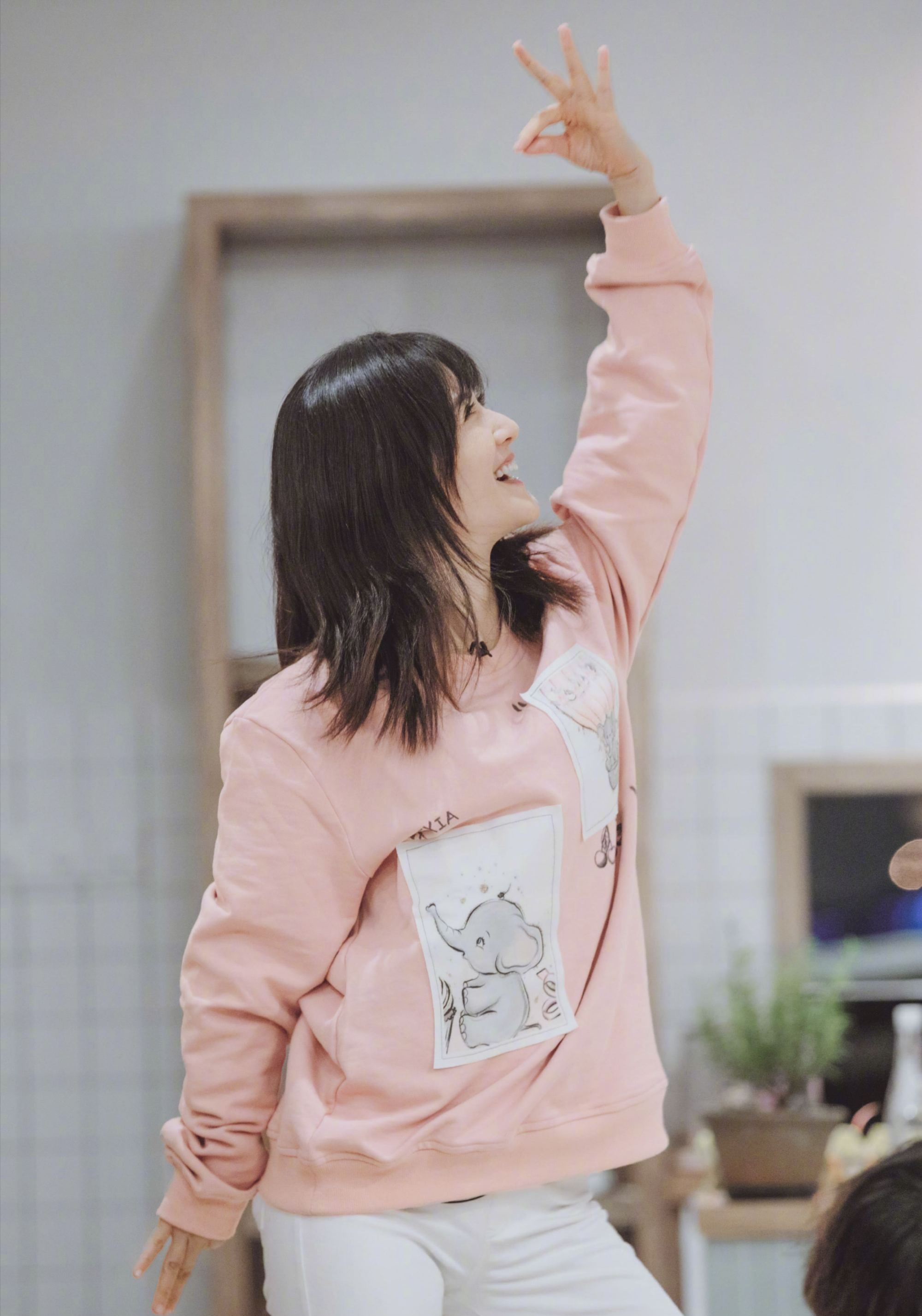 娜最新节目造型曝光，穿“儿童卫衣”超显嫩，网友：哪像奔四女人