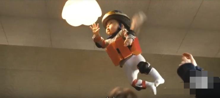 男孩背后长了一只翅膀,男孩身上长了一对翅膀是什么电影