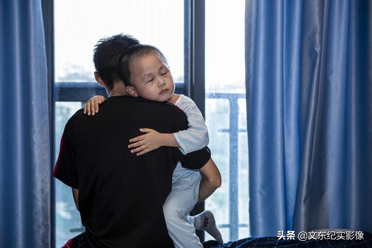 四岁男孩绝症被父母抛弃,4岁小孩患癌晚期被父亲抛弃