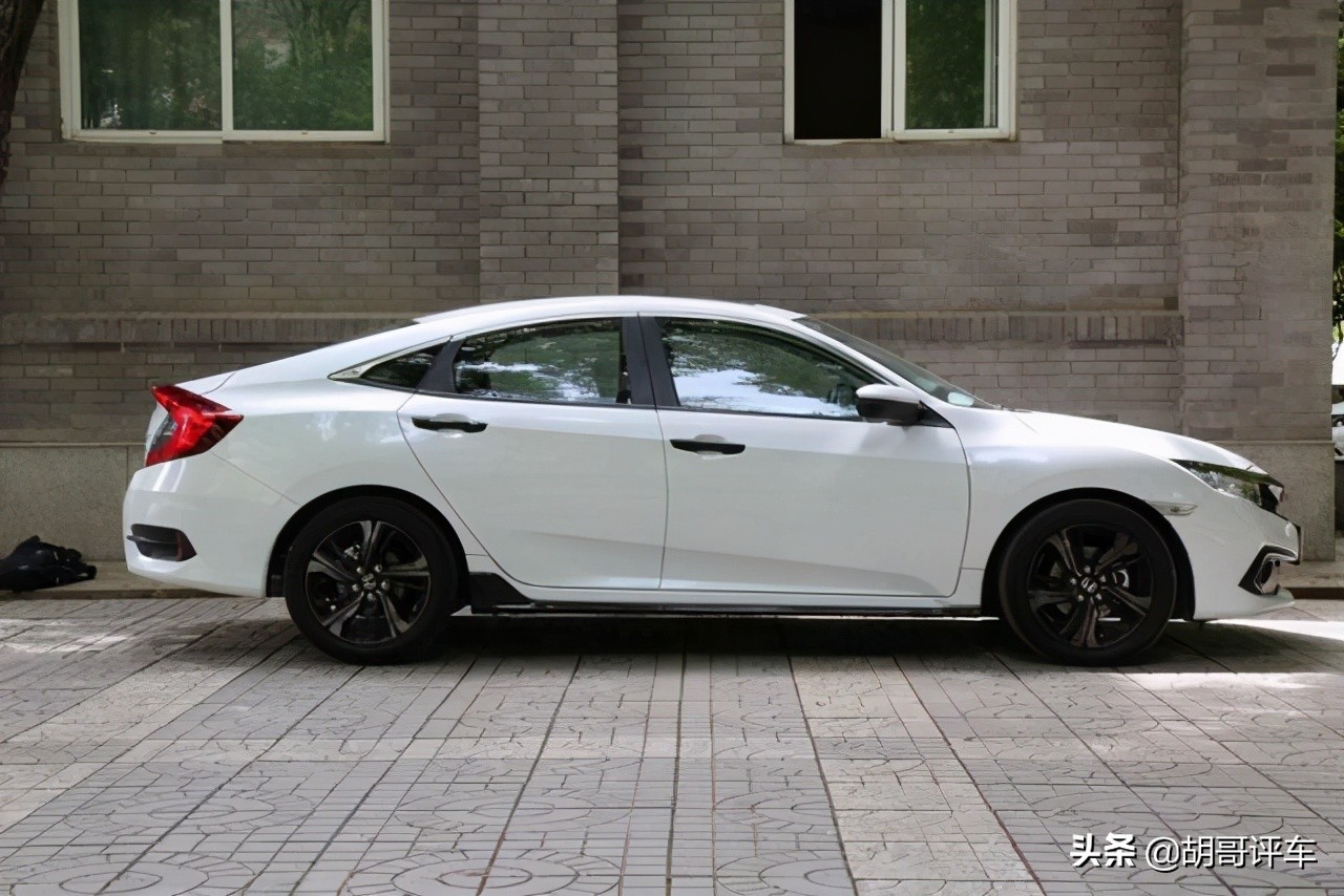 宝骏rc5对比轩逸2021,2万提了新宝骏rc-5