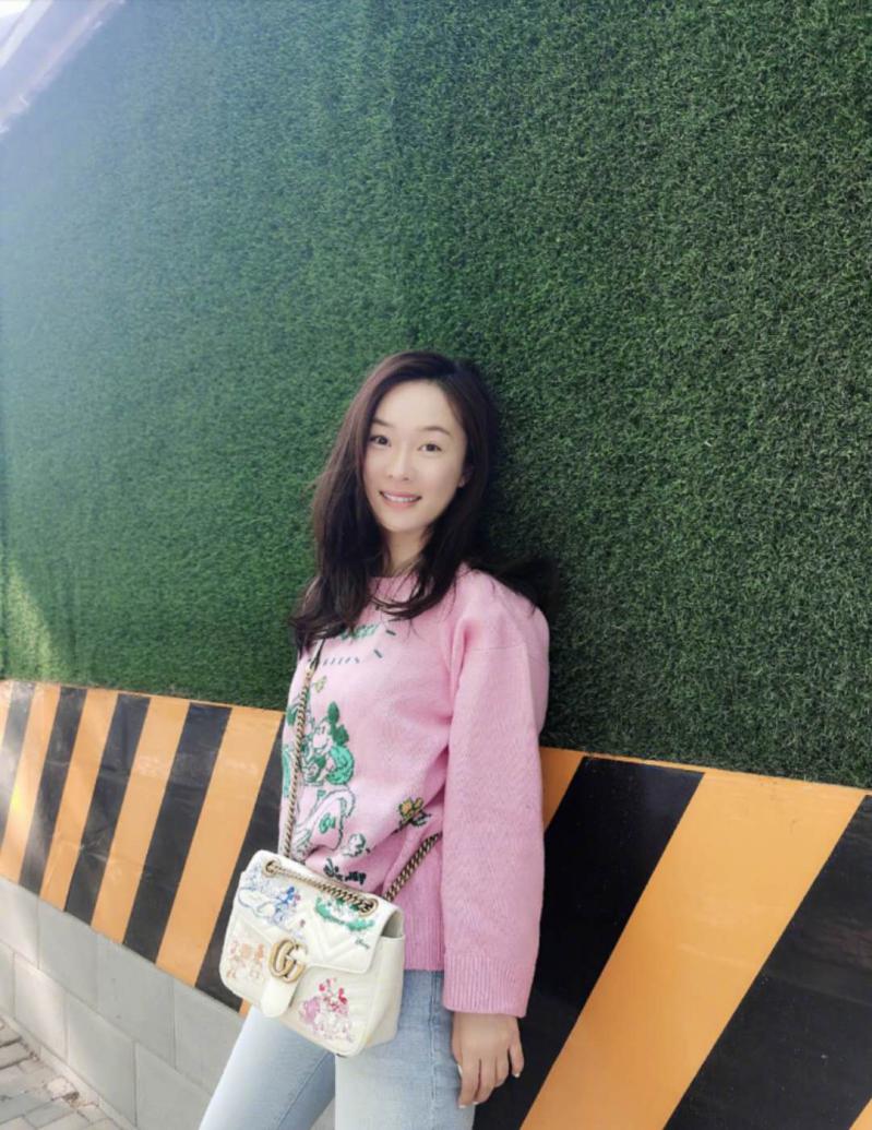 霍思燕深夜聚餐,霍思燕私下抽烟