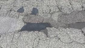 路面贴的胶带,路面凹凸不平坑坑洼洼