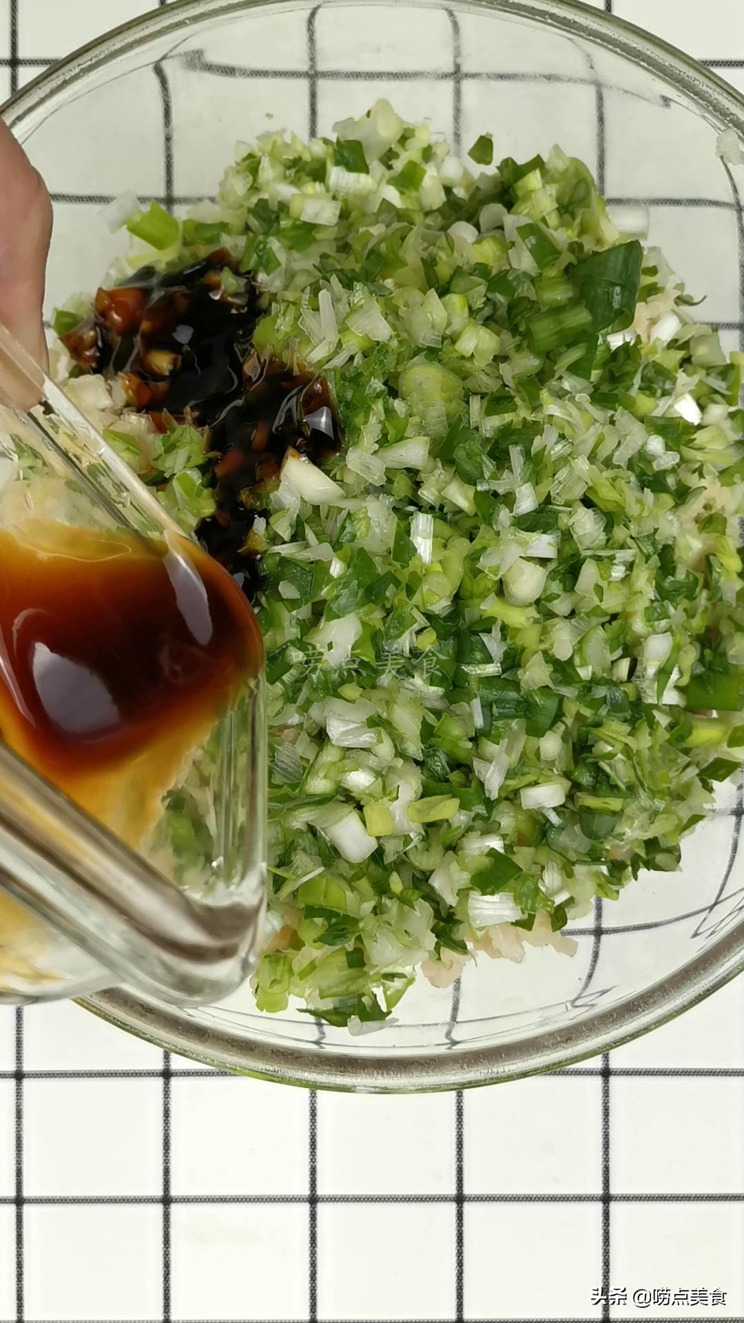 舌尖导演陈晓卿小龙虾,舌尖上的水煎包做法