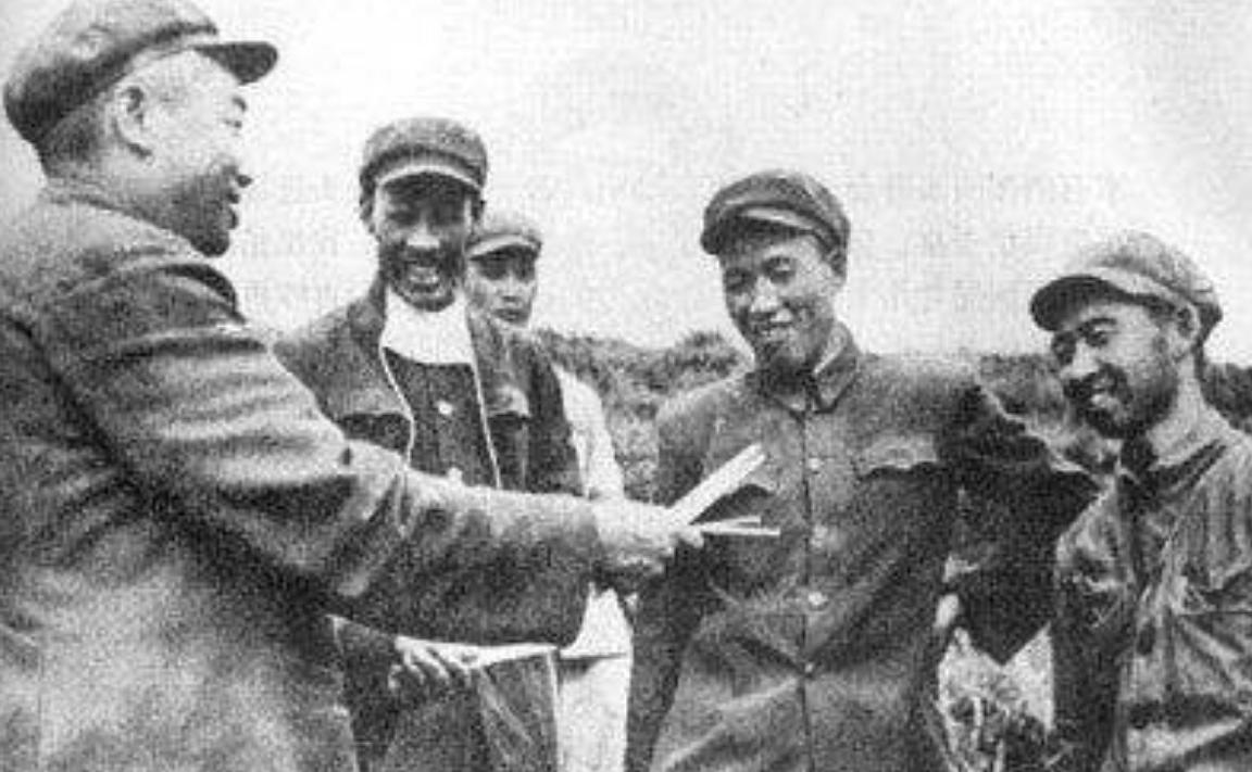 王牌军首战告负，“虎将”梁兴初贻误战机，被彭德怀大骂“鼠将”