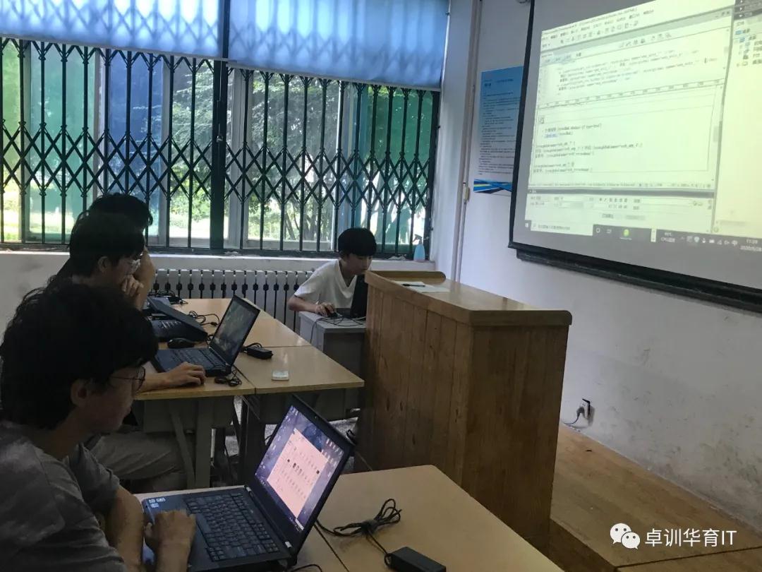 「金秋收获季」卓训华育IT学生网站汇报展示