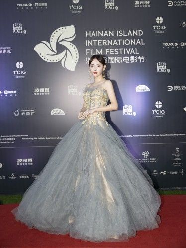 张嘉倪穿婚纱惊艳买超,张嘉倪雾霾灰长裙