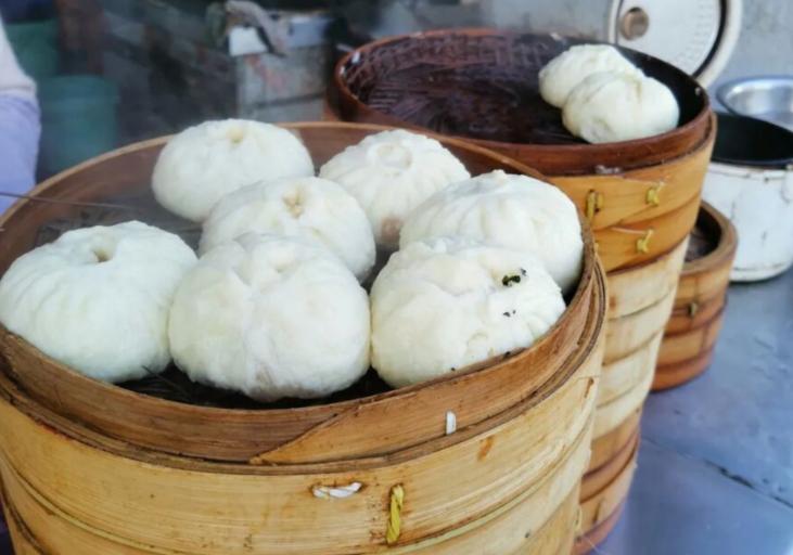 镇江这家路边包子铺，环境破烂却生意火爆，一个人最多能买10个