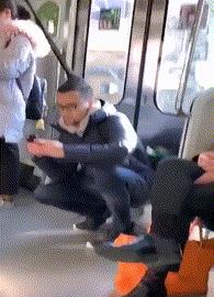 这只鹦鹉一直以为他是一只猴，所以每天都在重复做这个动作