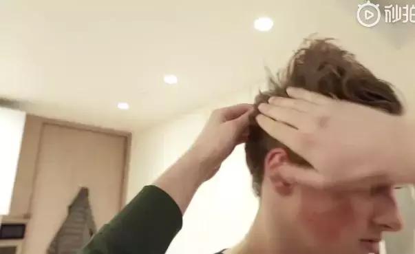 我们花了400块,把土鳖小伙子送上了伦敦时装周???