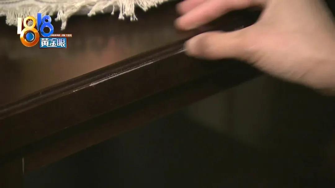 指甲轻轻一按发白正常吗,实木家具用指甲一刮就掉漆