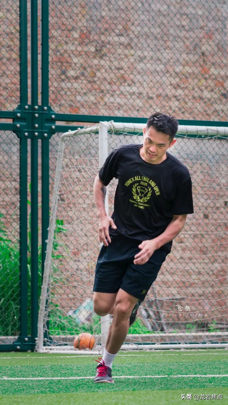 林丹脚踢球,林丹回到球场赢了