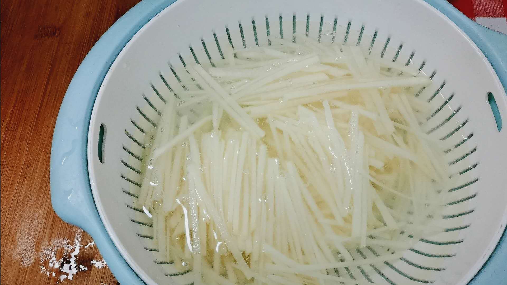 炒土豆丝要不要用开水焯一下,炒土豆丝要不要开水焯水