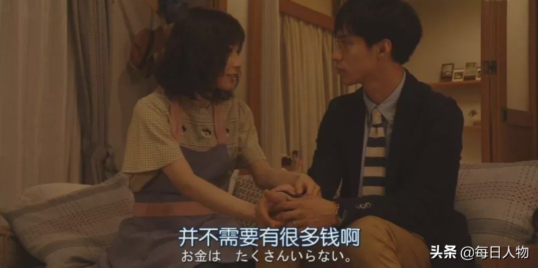 妻子发工资让丈夫全职带娃,月薪两万仍不够花,全职爸爸容易吗?