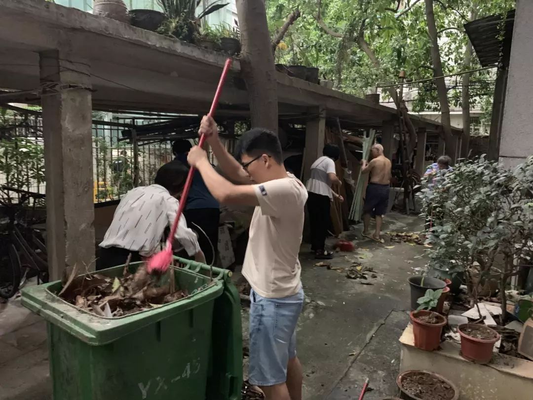 持续推进在职党员进社区志愿服务,在职党员下沉社区开展志愿服务