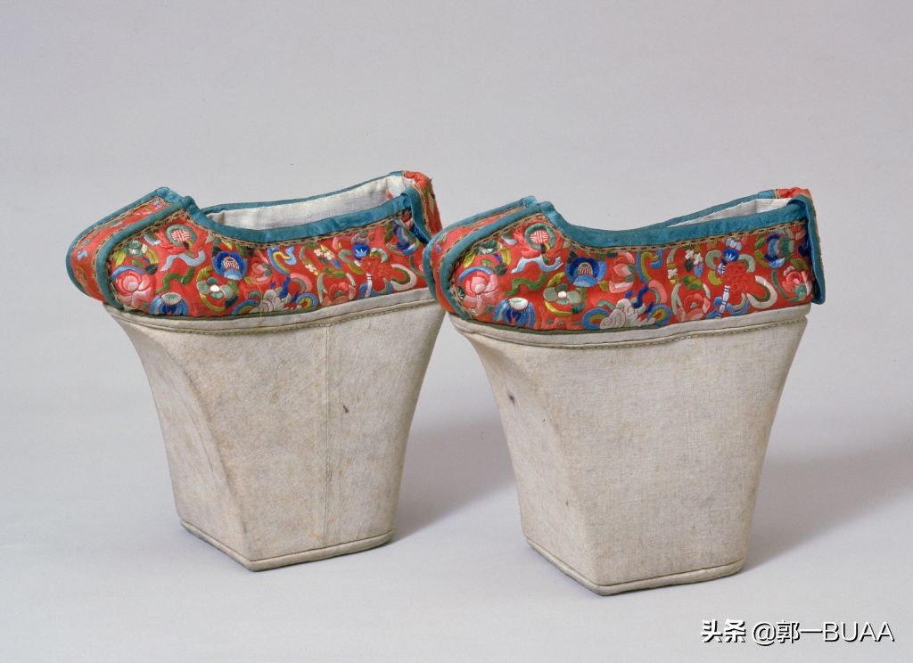 “凌波小袜”、“金莲凤头”：李渔讲女子鞋袜之美