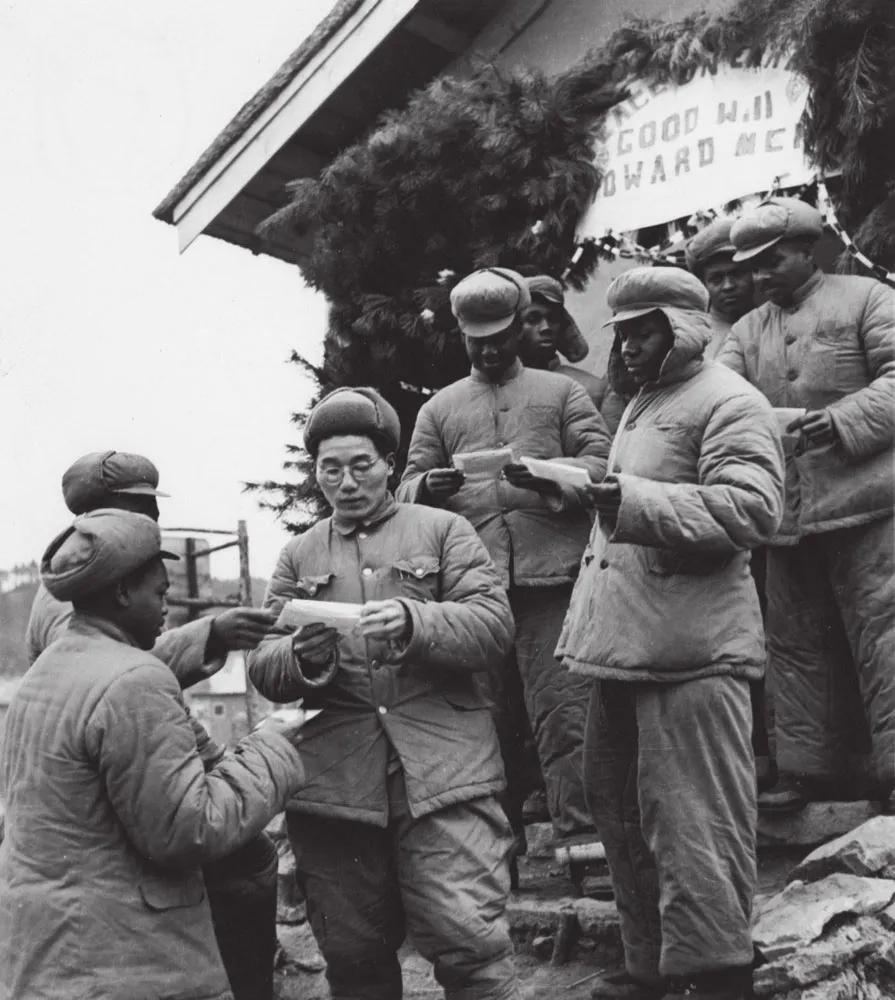 圣诞晚会上，碧潼战俘营的“联合国军”战俘们高呼：志愿军万岁