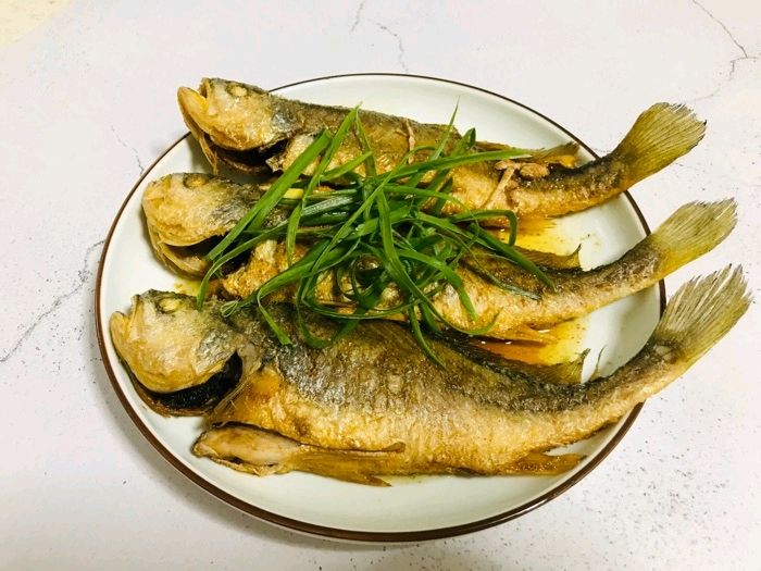 煎鱼不脱皮的小妙招,煎鱼不抹盐怎么不粘锅不掉皮