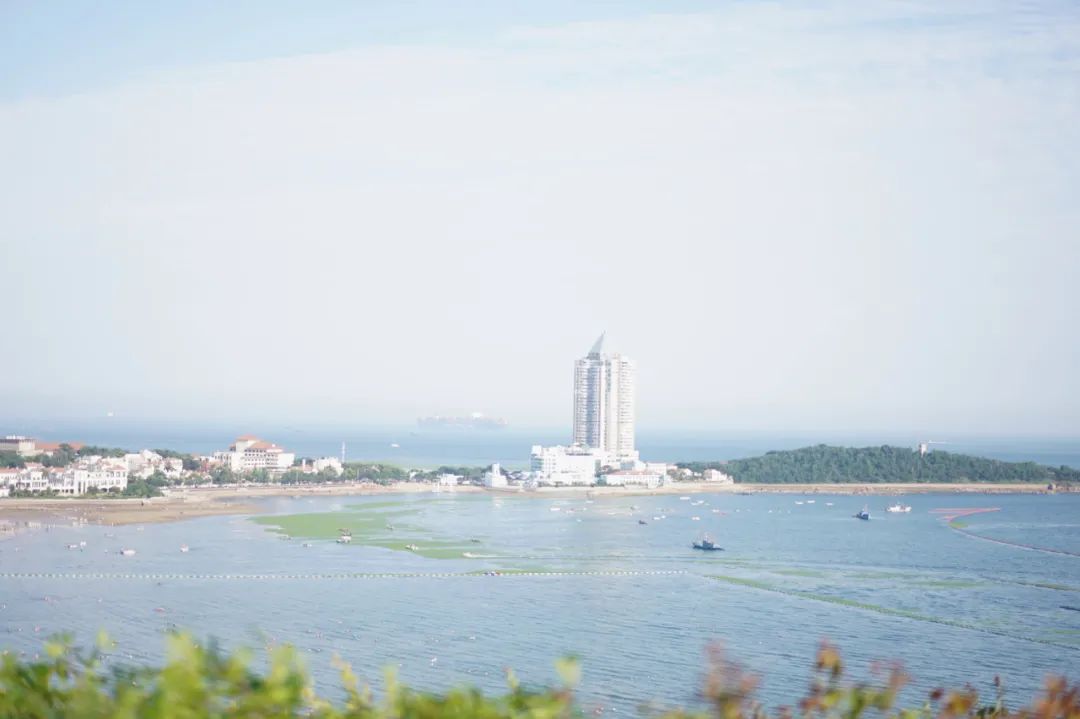 青岛的海给人很惬意,夏天青岛的海边热吗