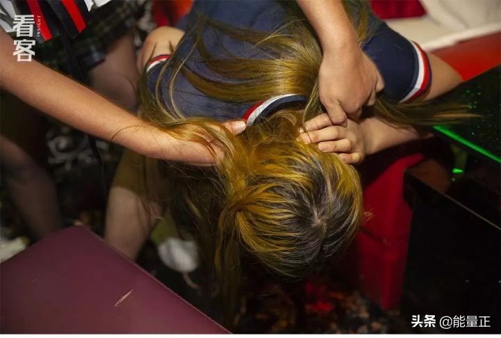 为了逃离包办婚姻，她们前往深圳打工赎身