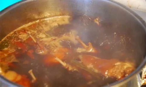 卤菜卤水发苦怎么回事,卤菜的卤水酸了怎么挽救