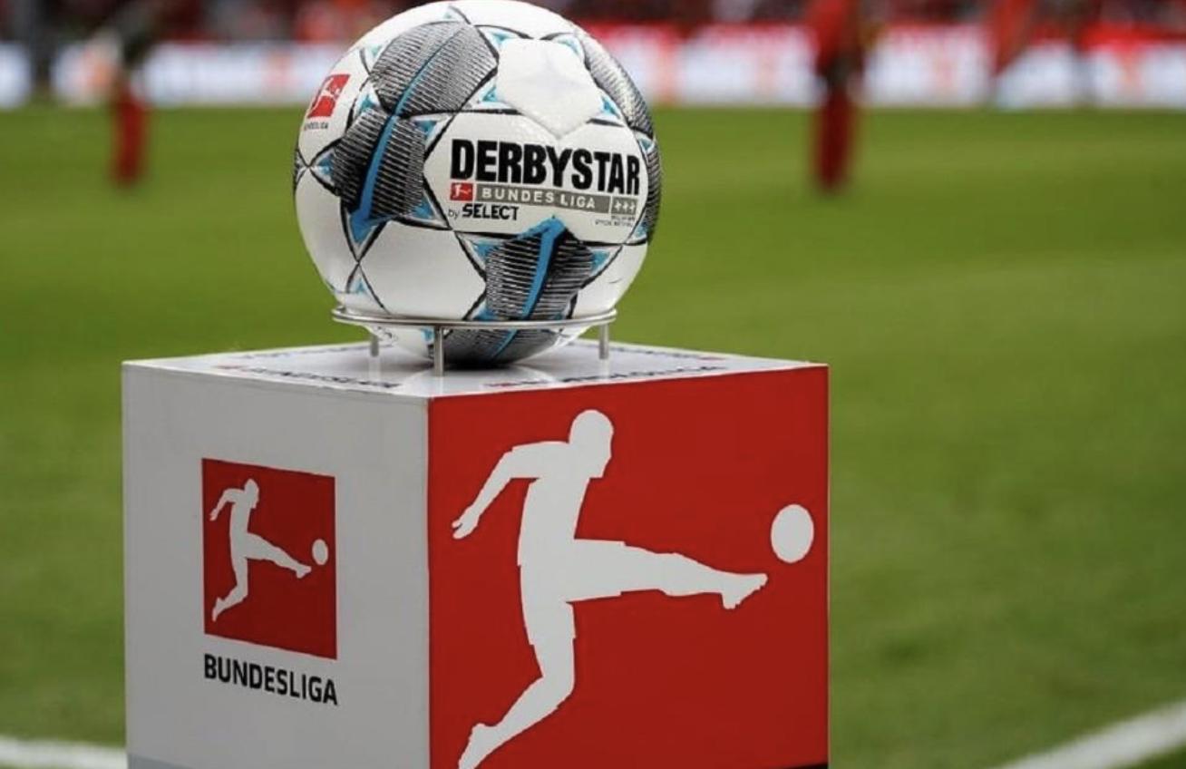 引争议，柏林赫塔为乌龙球拥抱庆祝，铁卫情不自禁亲队友脸颊