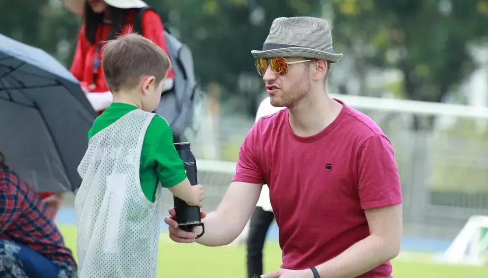 父亲节和儿子一起踢球,父亲节爸爸篮球赛