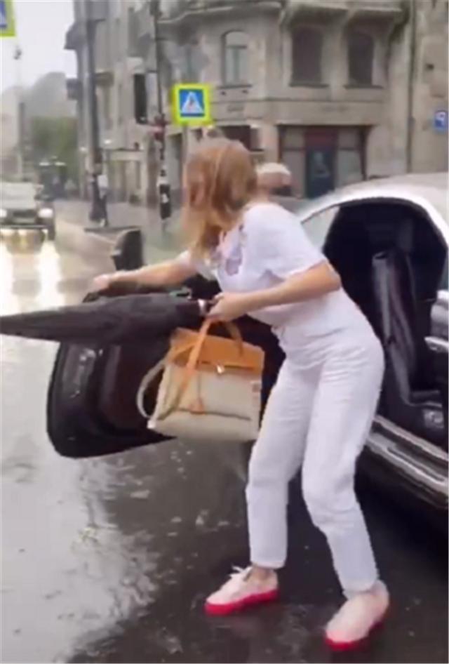 劳斯莱斯车主遇路人,劳斯莱斯车主撑伞