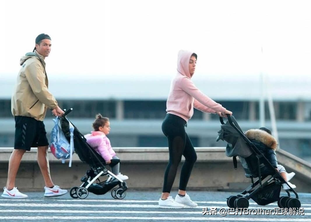 没闲着！C罗乔治娜遛娃细节力证非逃兵，家中隔离有了俩新工作