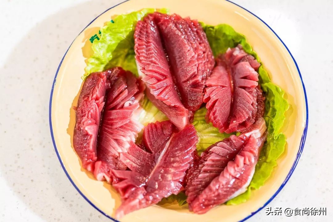 徐州闹市一角，还原了80年代的市井范儿！笸箩上菜，98元吃17样！