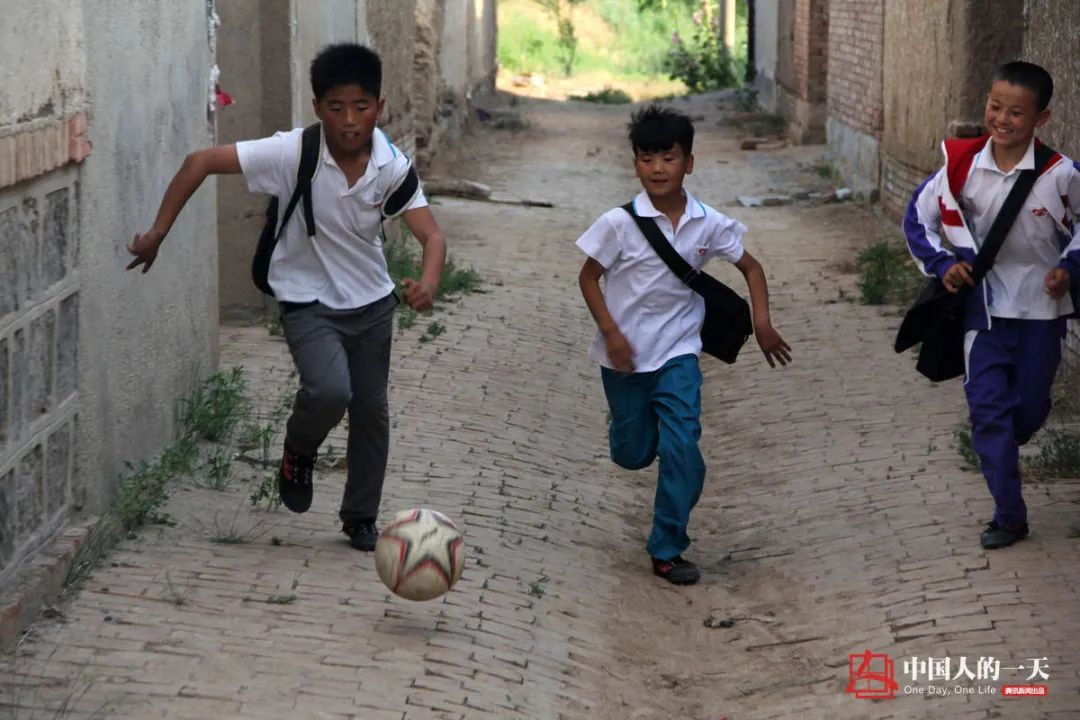 院子里踢足球,胡同踢毽