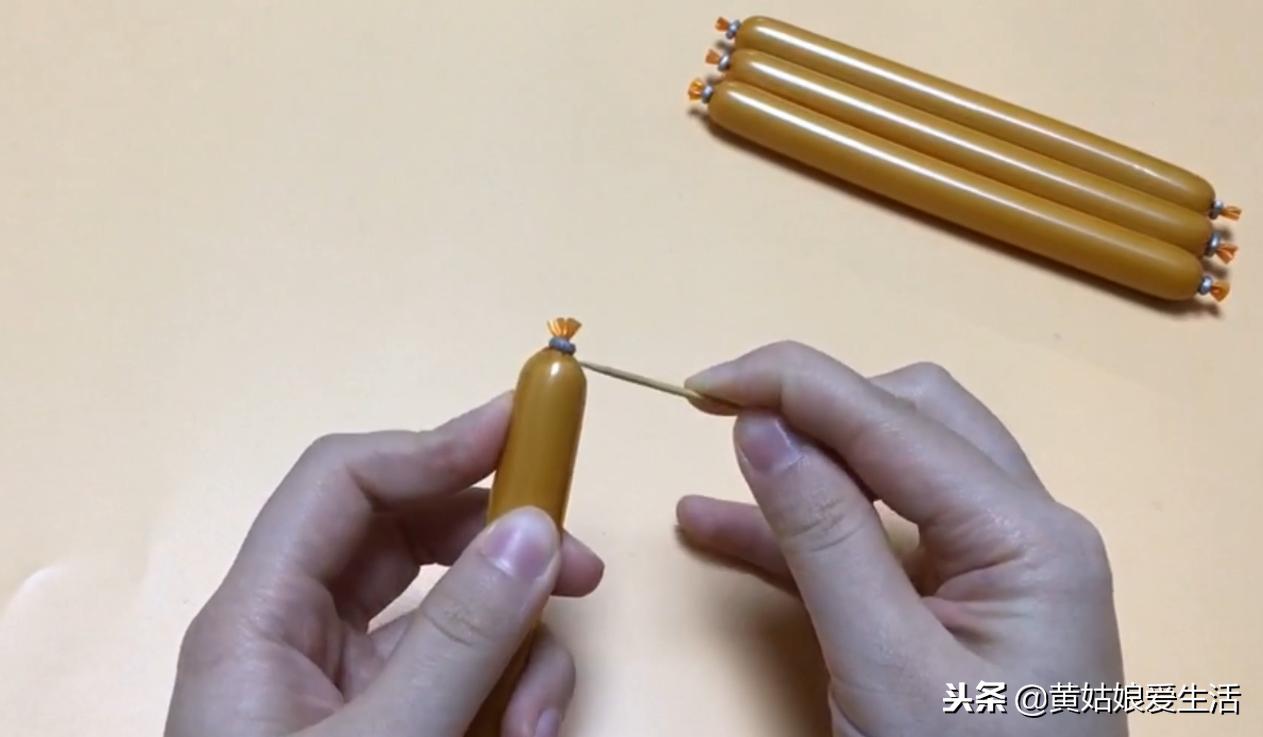 原来火腿肠金属环下有一个小机关,往下一拉完整打开,别再用嘴咬