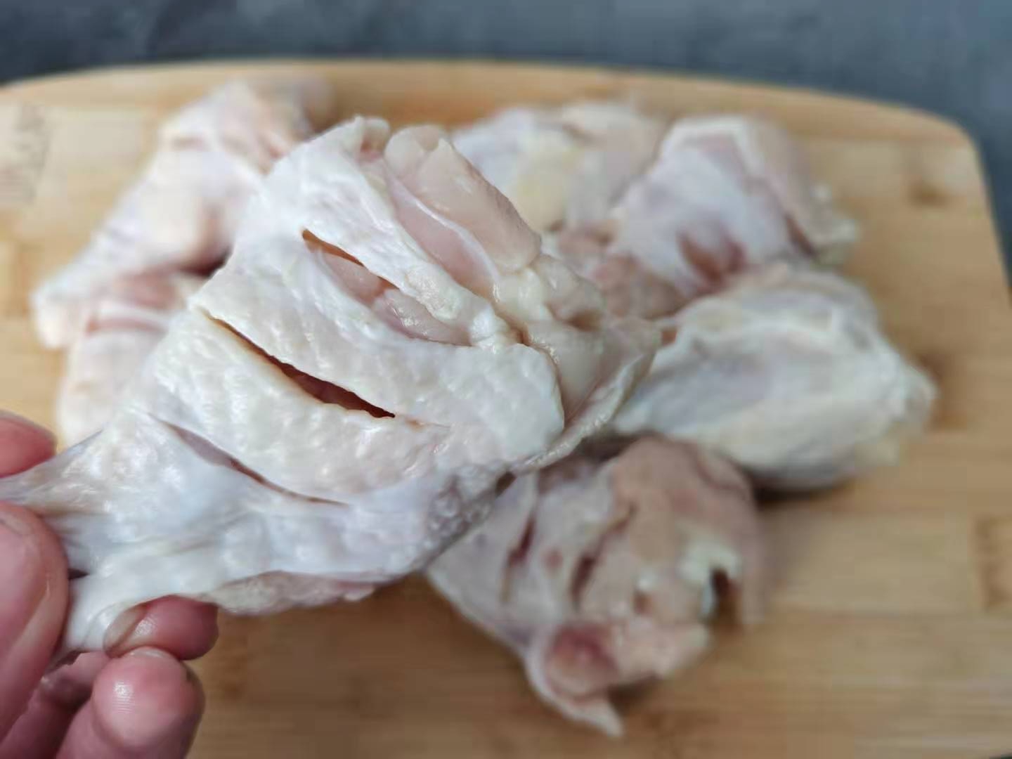 炸鸡腿里面老是炸不熟,炸鸡腿很油怎么回事