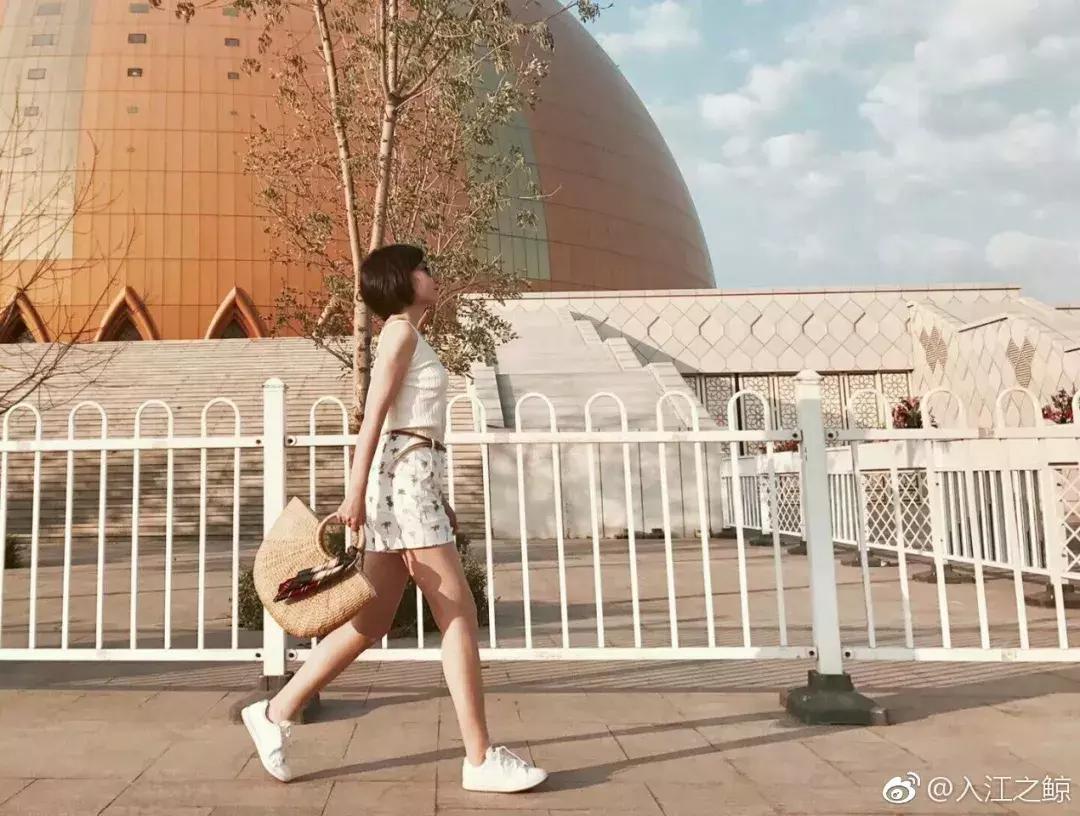 杨超越还卖村花人设？脚下踩着的这双鞋彻底出卖了她