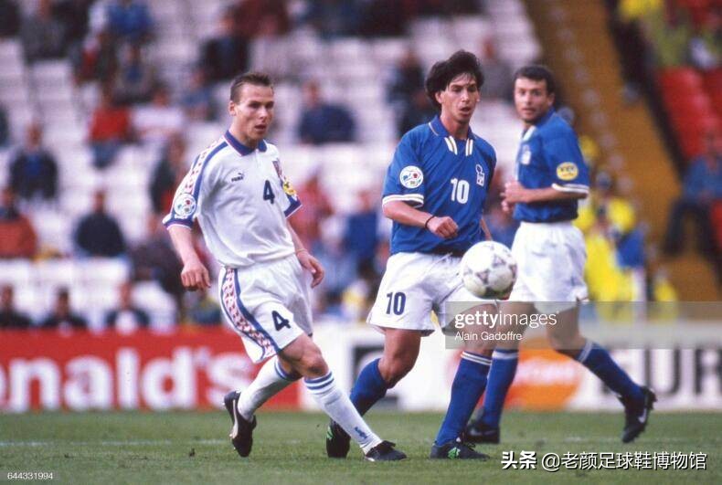 捷克铁人前锋出道，踢中场成名，欧锦赛上跑不死的边翼卫加盟蓝鹰