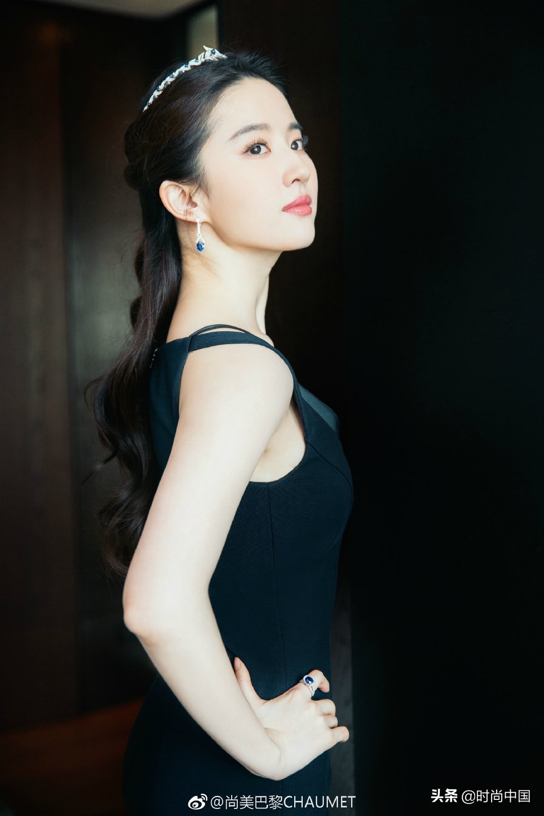 刘亦菲黄金手镯,刘亦菲珠宝代言尚美藕色礼服