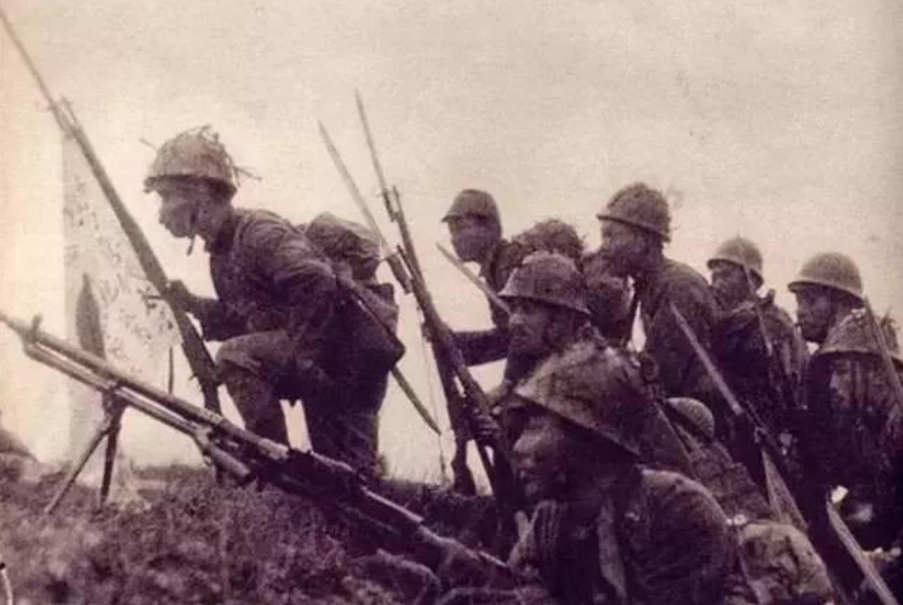 二战期间日军为什么不装备冲锋枪,二战时日军步枪上挂旗是什么