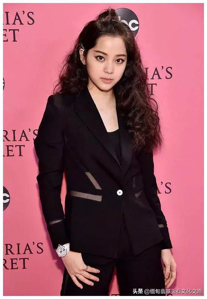 谢娜满身翡翠引争议，戴对显气质戴错变大妈，教给你搭配秘诀