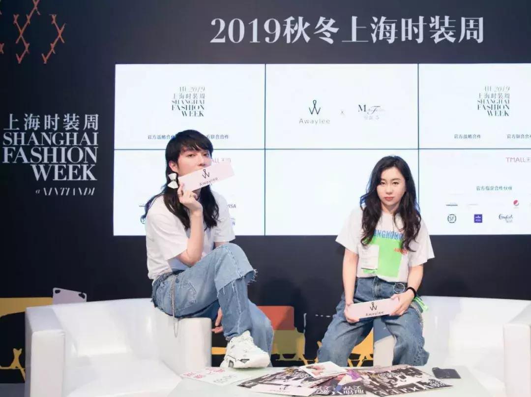 和刘嘉玲陈伟霆在上海时装周上聊个天，是什么体验？