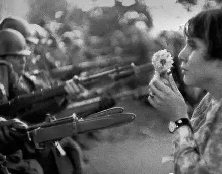 ComicsComix一个字母的区别让米奇酗酒,米妮嗑*肥药减**搞外遇?