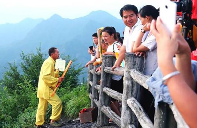 邹在宏818米悬崖上代人烧香,烧一次收199元,稍不留神就会丢了性命