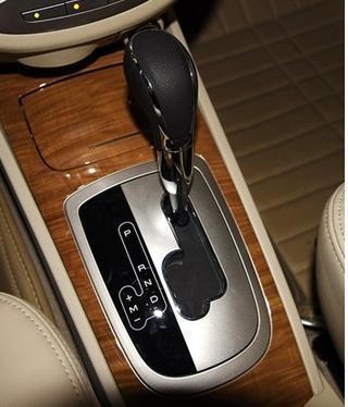 自动挡在上坡路堵车怎样行驶,自动挡路上遇上堵车