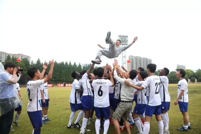 中国足协主席陈戌源为上海海事大学友谊赛开球！加油，海大足球